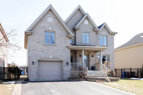 ***Offer deadline Monday, April 22, 2024 at 15h00.*** You can own this impeccable single-family home with garage in the most convienient part of Chambly. With plenty of bedrooms and bathrooms, each room has a purpose to accomodate several styles of l...