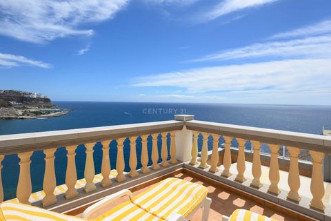 Wonderful property with breathtaking sea views. This property has two double bedrooms, on of which opens up onto a terrace looking over the sea. Downstairs there is a spacious lounge and dining room, as well as an independant kitchen. The living room...