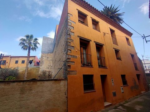 This unique house is the first synagogue that existed in the town of Castelló d´Empúries, located in the heart of the old town. The house is distributed as follows: It has an independent apartment on the ground floor with its bathroom, bedroom and ki...