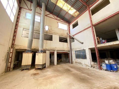Multipurpose construction in the polygon of the airport Excellent opportunity to acquire in property this industrial warehouse with an area of 2296 m² located in the town of Manises, province of Valencia. Composed of basement and open patio and annex...