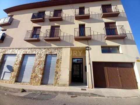 Attention entrepreneurs and investors, here you have an unbeatable opportunity in the real estate market of La Romana, Alicante province! We present an impressive Commercial Premises on ground floor, with a surface area of 146m2 unfinished, located i...