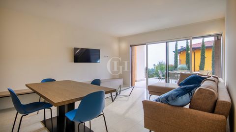 In one of the most desirable residential areas of Lazise, just 10 minutes walk from the historic center and a few steps from the lake, we offer this elegant three-room newly built ground floor apartment with partial lake view. Part of an exclusive co...