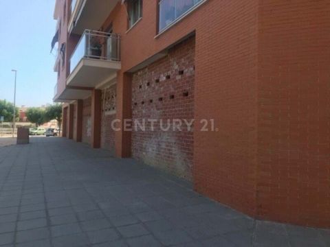 Great investment opportunity in Mutxamel! For sale a spacious 788 sqm local for sale in a privileged location: Calle Jaime II, 46. This town is in full urban development phase and offers great possibilities for growth and profitability. Characteristi...