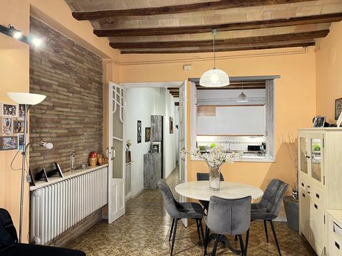 Appartement rénové en 2006 avec 140m2 construits et 110m2 utiles dans le quartier Rovell de l'Ou, dans le centre historique de Figueres Costa Brava. L'appartement dispose de trois chambres : une simple avec salle de bain privée et deux doubles (l'une...