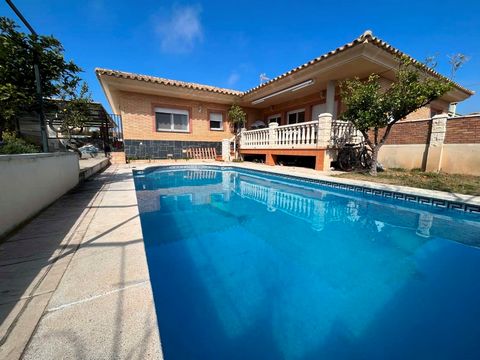 PALMERAS IMMO offers this very large villa for sale in Miami Platja Perfectly located in a quiet street, and close to all amenities, this very large house will be the ideal place for your family. Built on a plot of 727m², this house has a built area ...
