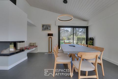 Located in a quiet area, on a well-maintained park of more than 3600 m2, this contemporary villa of 180 m2 is built on one level. Built at the end of the 70s, it has been completely renovated to transform it into a contemporary property with current ...
