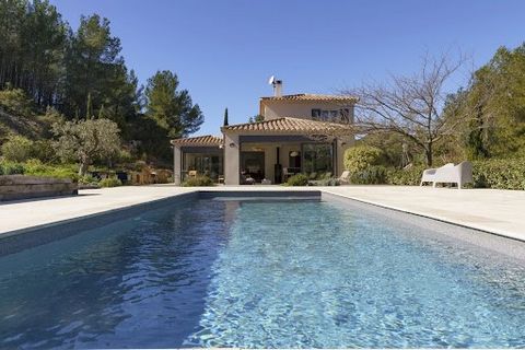Halfway between Bandol and St Cyr, near the Frégate golf course, this Provençal villa offers a perfect harmony between the traditional charm of the region and modern architectural elements. Nestled in a peaceful setting, it enjoys breathtaking views ...