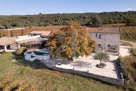 REGION MAZAN 3D virtual tour available on our website At the foot of Mont-Ventoux, historic and traditional property for hosting events and catering in a superb Provencal setting on 4788 m² of land. Comfortable private area. Independent apartment and...