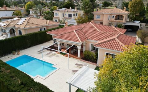 Découvrez cette charmante villa de plain-pied à vendre à Bonalba Golf, Alicante ! Avec 3 chambres, 2 salles de bains et un spacieux salon avec cheminée, cette résidence offre également une cuisine individuelle et un grand jardin avec piscine privée e...