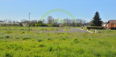 Laurent Gumula offers you this fully serviced plot of land of 1119 m² in Bressol, lot number 7. Agency fees to be paid by the seller, mandate 31372. Fees paid by the seller, Laurent GUMULA: commercial real estate agent, tel: ... To visit and support ...