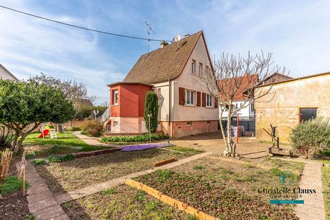 Located in a quiet area 5 minutes from Benfeld, Christelle Clauss Immobilier Erstein offers you in exclusivity this charming house of more than 86 m2, in VERY GOOD CONDITION, on a plot of 4 ares 28. You will find on the ground floor a beautiful entra...