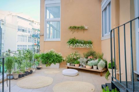Only for private individuals, agencies no thanks. 4-room apartment in one of the best neighborhoods in Lisbon. Located on Rua Artilharia Um, next to Páteo Bagatela and Jardim das Amoreiras, it is close to supermarkets, restaurants, gardens, internati...