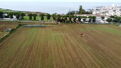 Terrain avec un vaste potentiel pour la création d'un développement résidentiel, soit avec des logements unifamiliaux ou des immeubles résidentiels multifamiliaux, ou un mélange des deux types de construction. Le terrain est situé dans une zone d'exp...