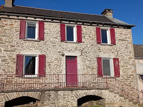 T6 house of 129 m² on land of 332 m² with a carport to accommodate several vehicles. Primary school and local shops on site, 10 km from Lake Pareloup, 20 km from Rodez. In the basement of the house there is a large cellar of 44 m². After climbing a f...