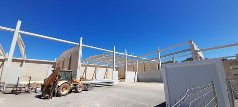 Located in a gated community in the Business Center of Arruda dos Vinhos, the new Industrial Hub is growing. Warehouse with a useful area of 1606 m2, distributed as follows: Floor 0: 1454 m2; 1st floor: 152 m2; Main features: - Useful storage height:...