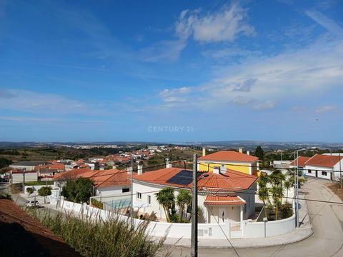 House T4 inserted in land with 1485m2, excellent views of Lagoa de Óbidos! Excellent villa with good areas and outdoor garden with great potential for recovery. House with 2 floors, ground floor with 3 bedrooms, one of which is a suite, kitchen with ...