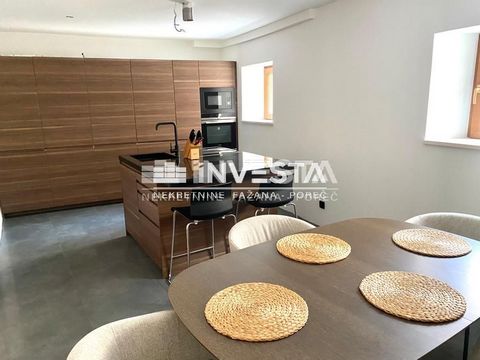 A spacious renovated apartment of 125 m2 is for sale in the old town center of Vodnjan. It is located in a residential building in a row with only three apartments.   The apartment extends over two floors. On the ground floor there is a spacious livi...