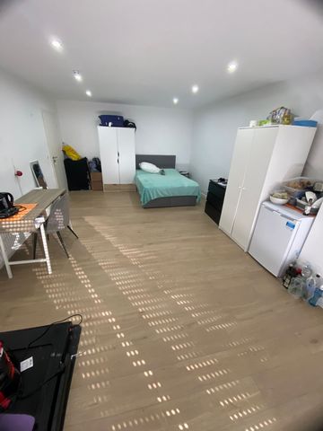 Cozy room in a friendly women's shared flat. Including shared, fully equipped kitchen and one bathroom per floor. Safe and harmonious environment, centrally located. Ideal for students and professionals. All-inclusive rent. Contact us for a viewing!