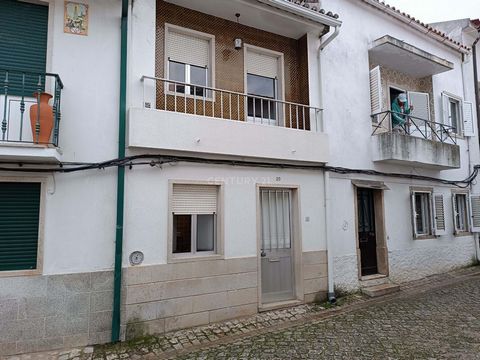 House located in the village of Alcains, which is 10 minutes from the city of Castelo Branco and 5 minutes from the A23. Quite a quiet but very pleasant village, with several commercial establishments. Namely cafes, restaurants, pastry shops, haberda...