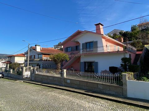 Maison individuelle près du centre de Póvoa de Lanhoso, composée de deux étages, située à Moinhos Novos, sur un terrain d'une superficie approximative de 710 mètres. Nous ne disposons pas de cuisine avec accès direct à la terrasse, équipée de plaques...