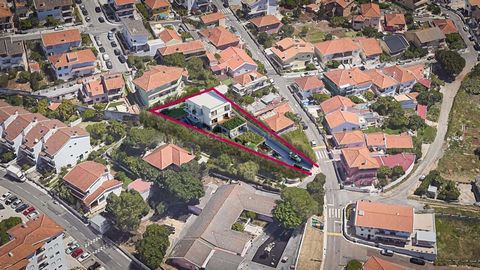 URBAN LAND IN OEIRAS 860m2 of plot area, WITH PROJECT APPROVED FOR 3 HOUSES (HOUSE T4 + APARTMENT T2 AND T0) OWN HOUSING AND/OR INVESTMENT WITH PROFITABILITY. This urban land located in Vila Fria, Porto Salvo, Oeiras, is an excellent investment oppor...