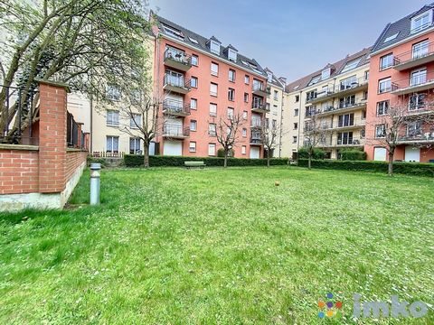 Old LILLE - Located in a secure residence from 2002, close to shops and transport; Beautiful apartment with a living area of 73.01 m2 composed of an entrance hall opening onto a living room open to a kitchen, a sunny balcony with a view of the privat...