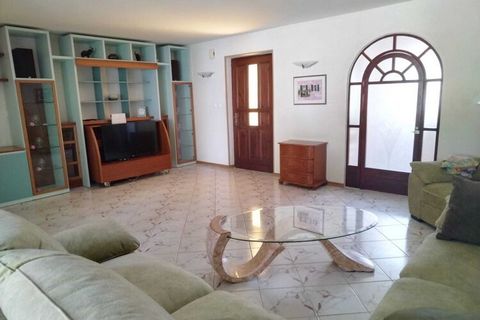 Dit vakantiehuis heeft 4 slaapkamers en is geschikt voor 8 personen, ideaal voor 1 of 2 gezinnen. Het ligt in Istrië, op 5 km van het strand. Het huis staat op 3 km van het dorp Brtonigla. Op 7 km afstand ligt het populaire stadje Novigrad met een ou...