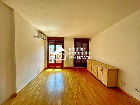 ALQUILER PROTEGIDA-REAL ESTATE offers you exterior apartment for sale Apartment in the mountains of Madrid on the third floor in urbanization with common areas (swimming pool and green areas), with parking space. RENTED HOUSING WITH GOOD PROFITABILIT...