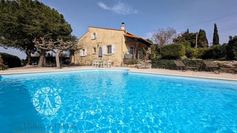 Splendid property with swimming pool and large wooded plot in Villelongue Dels Monts, magnificent views of the sea, Canigou, plain and mountains all in complete calm. The villa has been renovated with great taste and offers on one level a large brigh...