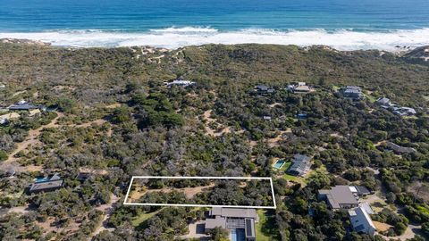 One of the last vacant land sites of this size in Blairgowrie, 40 Roseville is gently undulating at the end of a no- through road on 3085sqm*. The sound of crashing waves is all you hear in this idyllic location. A perfect site to build a dream home ...