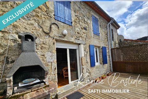 Located in the charming village of Usclades-et-Rieutord (07510), this semi-detached village house offers a peaceful and authentic living environment. Nestled in a very quiet environment and facing east/west, it benefits from beautiful light and easy ...
