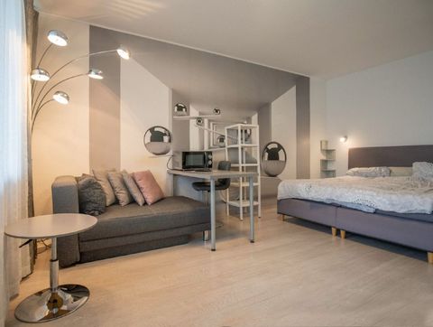 The apartment is in the border of Neuss and Düsseldorf, it's literally a few meters from Düsseldorf (or 1 tram stop, if you don't like to walk!), with a direct train connection to the Düsseldorf Airport. You'll have the big Rheinpark-Center shopping ...