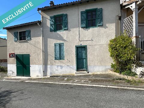 Pretty townhouse of about 90 m2 of living space on 463 m2 of fenced garden. Located in the city center, close to all amenities, this semi-detached house on one side is in need of restoration. Its atypical layout includes a kitchen, a small living roo...