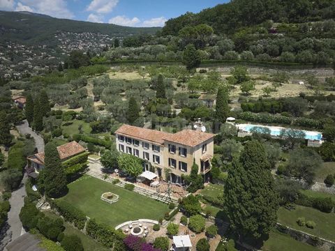 Cette prestigieuse bastide du 17ème siècle rénovée par le célèbre architecte anglais Norman Foster, qui en a fait sa résidence personnelle, allie à merveille l’authenticité provençale, l’élégance et le raffinement. En position dominante, son terrain ...