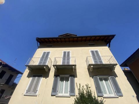 Appartement à vendre sur la colline de Stresa. Cette propriété à vendre dans le hameau de Magognino a une situation très intéressante, car elle est située au cœur du village dans une maison typique, qui dans le passé s'appelait la maison du boulanger...
