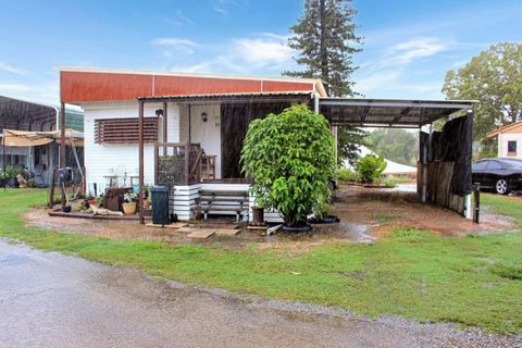 Situé dans les plus de 50 ans, acceptant les animaux de compagnie et fermé 'Townsville Eco Resort', à environ 20 minutes au sud de Townsville, se trouve cette grande caravane permanente et son annexe attenante. Cette maison a beaucoup d’espace et ser...