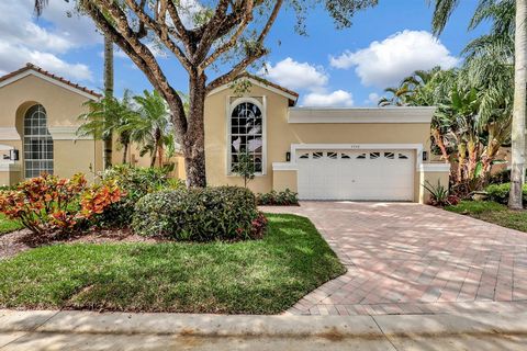 This totally renovated open concept Cambridge Villa in Wycliffe Golf & Country Club is something special to behold. Largest floor plan offered in Cambridge. Tropical professionally landscaped courtyard. Beautiful lake view from the moment you walk th...