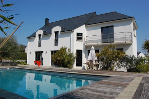 Morbihan, GUIDEL (56520), maison contemporaine proche du centre ville avec une piscine et un magnifique jardin paysagé. Cette belle propriété vous offre une vie de plain pied grâce à sa suite parentale indépendante. Elle comprend un salon séjour lumi...