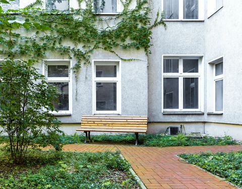 Address: Lucy-Lameck-Strasse 15, Berlin Property description Building A unique neighborhood atmosphere and idyllic parkland – welcome to Lucy-Lameck-Strasse in Berlin-Neukölln! In the old residential building from 1900, a total of 29 residential unit...