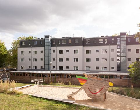 Address: Berlin, Lützelsteiner Weg 18 Property description The pleasant overall impression is continued in generous floor plan variants and light-flooded rooms thanks to large window fronts. With three or four rooms, the apartments offer plenty of ro...