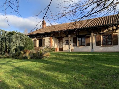 Ref 68024PM - St Julien sur Veyle Magnificent villa located on a large green space well arranged. Near Vonnas, 5 minutes from the train station and 15 minutes from the A40 motorway. On the ground floor, 1 living/dining room with a fireplace, 1 fitted...