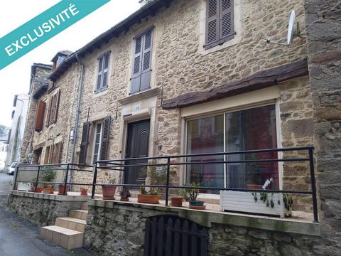 Au coeur du village de Cassagnes Bégonhès ,venez découvrir cette charmante maison traversante de 117 m2 ,sans terrain. Elle vous offre au rez de chaussée une entrée , une cuisine , un salon/salle à manger , une salle d'eau/wc et un garage à l'arrière...