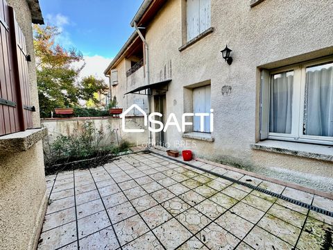 Merville, T5 townhouse with courtyard. Immediate proximity to amenities, bedroom on the ground floor, intimate exit to the rear, beautiful areas to develop. In the center of the pleasant village of Merville, 15 minutes from the airport, Airbus sites ...