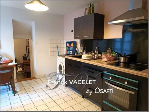 INVESTOR SPECIAL - 33 minutes from Bordeaux with the TER, 10 minutes from the A62, in the historic center of La Réole, city of Art and History and the most beautiful market in France 2023, in the heart of the city, a stone's throw from shops and scho...