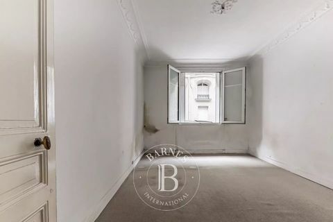 Barnes is advertising a beautiful apartment on the ground floor of a high-end building close to the Arc de Triomphe. Fully renovated, this property is composed of a large main room, a kitchen, and an bathroom wash room. This apartment is listed with ...