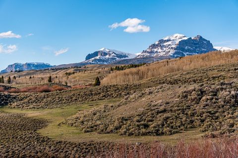 Położona w cichej dolinie Dunoir u podnóża Ramshorn Peak, ta nieruchomość oferuje niesamowite 360-stopniowe widoki i sezonowy dopływ przepływający przez nieruchomość. Położona zaledwie 13 mil na zachód od Dubois w stanie Wyoming, ta nieruchomość jest...