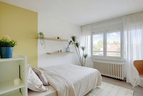 Nous vous ouvrons les portes de cette chambre de 10 m², aux teintes relaxantes de vert. Située à Clamart, elle se compose d'un lit double idéal pour des nuits revitalisantes, d'un bureau en bois ainsi que d'un bel espace de rangement. La fenêtre à pr...