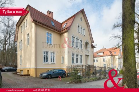 The property is located in a beautiful tenement house located in Gdańsk at Dębinki Street. Commercial premises on the high ground floor with a separate entrance and associated parking spaces on the property (6 spaces). Ideal for a clinic, treatment r...