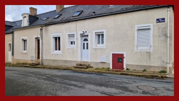 Votre conseiller en Immobilier Noovimo, Julien Pineau vous propose   Bienvenue dans cette maison située au cœur du bourg de Roézé-sur-Sarthe, offrant un joli potentiel tant pour les primo-accédants que pour les investisseurs. Comprenant actuellement ...