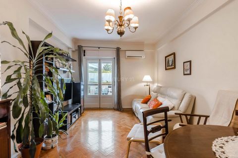 Are you looking for an apartment that combines elegance, a privileged location and the potential for personalization? This spacious 3-bedroom apartment, with 100m², on Avenida dos Bombeiros Voluntários de Algés is the ideal choice. Notable for its en...